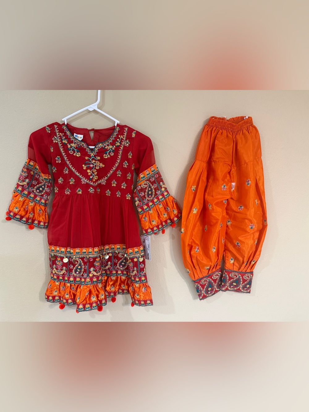 NWT Girl’s Pakistani Dress Top and Bottoms- Size 24 ( 4-6 year old)